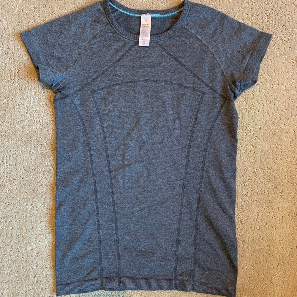 Ivivva grey short sleeved tech tee SZ12